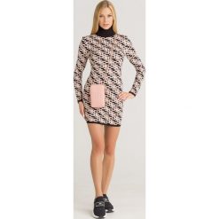 SUKIENKA ELISABETTA FRANCHI. Szare sukienki damskie Elisabetta Franchi, na imprezę, bez wzorów, z dzianiny, z golfem, bez rękawów, midi, dopasowane. Za 959,00 zł.