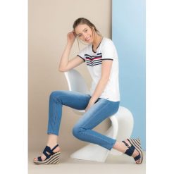 T-shirt w prążki. T-shirty damskie Monnari, bez wzorów, z bawełny, klasyczne, z klasycznym kołnierzykiem. Za 39,95 zł.