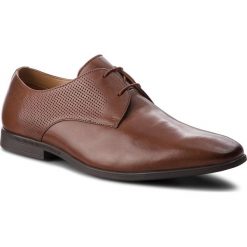 Półbuty CLARKS - Bampton Walk 261354217 British Tan Leather. Pomarańczowe buty wizytowe męskie marki Clarks, ze skóry ekologicznej, bez zapięcia. W wyprzedaży za 219,00 zł.