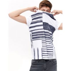 T-shirt z nadrukiem. Białe t-shirty męskie Top Secret, na lato, m, z nadrukiem, z bawełny, z okrągłym kołnierzem, krótkie. W wyprzedaży za 19,99 zł.