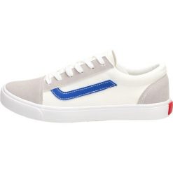 Białe trampki, buty damskie ATLETICO 18081. Białe trampki i tenisówki damskie Atletico, bez wzorów, z tkaniny, bez zapięcia. W wyprzedaży za 59,00 zł.