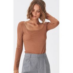 Bluzka basic - Beżowy. Brązowe bluzki damskie House, s, bez wzorów, bez kołnierzyka, bez rękawów. Za 49,99 zł.