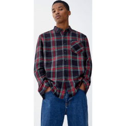 Koszula w szkocką kratę. Czarne koszule męskie Pull&Bear, m, bez wzorów, bez kołnierzyka, z długim rękawem. Za 89,90 zł.