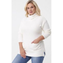 Kremowy Golf Addyson. Brązowe swetry damskie Born2be, xl, bez wzorów, z jeansu, z długim rękawem, długie, bez kaptura. Za 89,99 zł.