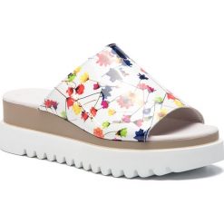 Klapki GABOR - 23.613.90 Weiss/Multicolor. Białe klapki damskie marki Gabor, bez wzorów, ze skóry, bez obcasa, na obcasie. Za 379,00 zł.