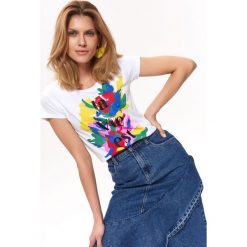 T-SHIRT KRÓTKI RĘKAW DAMSKI Z NADRUKIEM. Białe t-shirty damskie marki Top Secret, z nadrukiem, z bawełny. Za 29,99 zł.