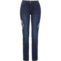 Dżinsy ze stretchem i haftem bonprix ciemny denim. Niebieskie jeansy damskie bonprix. Za 149,99 zł.