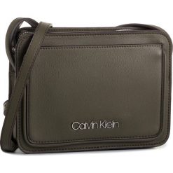 Torebka CALVIN KLEIN - Assorted Xbody K60K605588 LGR. Zielone listonoszki damskie Calvin Klein, na co dzień, bez wzorów, ze skóry ekologicznej, eleganckie, bez dodatków. Za 359,00 zł.
