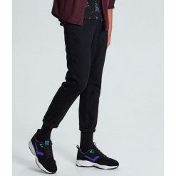 Jeansy regular cropped - Czarny. Czarne jeansy męskie Cropp, m, bez wzorów. W wyprzedaży za 59,99 zł.