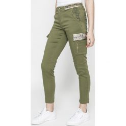 Desigual - Spodnie. Żółte spodnie damskie marki Desigual, bez wzorów, z elastanu, casualowe. W wyprzedaży za 269,90 zł.