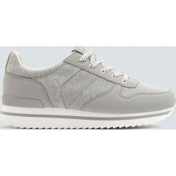 Szare buty sportowe z ozdobnymi sznurówkami. Buty sportowe damskie Pull&Bear. Za 139,00 zł.