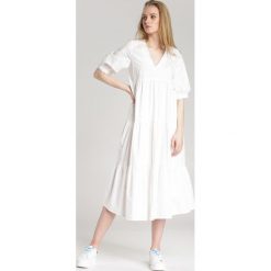 Biała Sukienka Schuyler. Białe sukienki damskie Renee, s, bez wzorów, z falbankami, z krótkim rękawem, krótkie, midi, rozkloszowane. Za 149,99 zł.