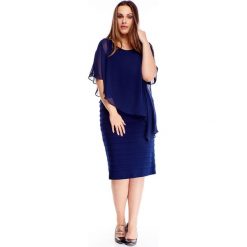 Sukienka z asymetryczną tiulową narzutką granatowy. Niebieskie sukienki damskie N/A, plus size, bez wzorów, z poliesteru, z asymetrycznym kołnierzem, plus size, bez rękawów, asymetryczne. Za 317,95 zł.