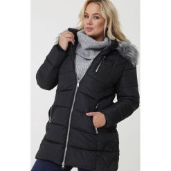 Czarna Kurtka Edithvale. Czarne kurtki damskie Born2be, na zimę, xl, bez wzorów, z futra, bez kaptura. Za 229,99 zł.