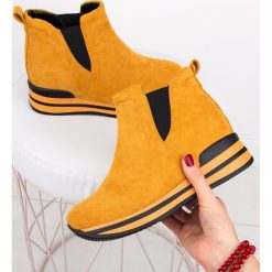 Botki damskie Foreverfolie HQ101 Żółte. Żółte botki damskie Foreverfolie, z tworzywa sztucznego, sportowe, bez obcasa, na koturnie, bez zapięcia. Za 119,00 zł.