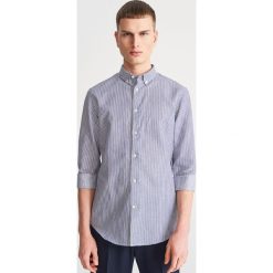 Koszula slim fit w wąskie paski - Niebieski. Niebieskie koszule męskie marki Reserved, m, w paski, bez kołnierzyka, bez rękawów. Za 119,99 zł.