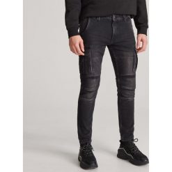 Spodnie jeansowe cargo - Czarny. Czarne spodnie męskie Reserved, m, z jeansu. Za 149,99 zł.