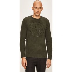 Guess Jeans - Sweter. Zielone swetry męskie Guess Jeans, s, z aplikacjami, z poliesteru, z okrągłym kołnierzem, bez kaptura. W wyprzedaży za 179,90 zł.