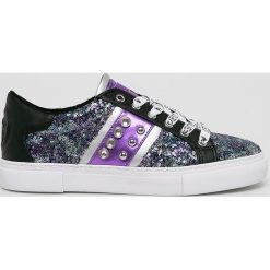 Guess Jeans - Buty. Fioletowe buty sportowe damskie Guess Jeans, z aplikacjami, z jeansu, sportowe. W wyprzedaży za 349,90 zł.