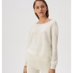 Sweter z dekoltem w łódkę - Kremowy. Białe swetry damskie Sinsay, s, bez wzorów, bez rękawów, bez kaptura. Za 49,99 zł.
