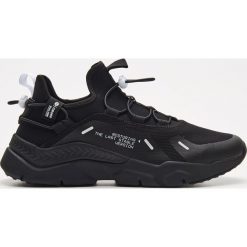 Niskie sneakersy Restore - Czarny. Czarne sneakersy męskie Cropp, bez zapięcia. Za 179,99 zł.