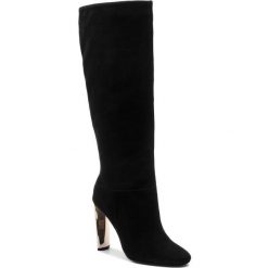 Kozaki GUESS - FLKCE4 SUE11 BLACK. Czarne kozaki damskie Guess, z zamszu, przed kolano, na wysokim obcasie, na obcasie, bez zapięcia. W wyprzedaży za 629,00 zł.