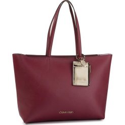 Torebka CALVIN KLEIN - Ck Must Psp20 Med Shopper K60K606014 XCP. Czerwone torby damskie na zakupy Calvin Klein, bez wzorów, ze skóry ekologicznej, klasyczne, bez dodatków. W wyprzedaży za 489,00 zł.