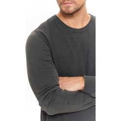 Sweter męski ze strukturalnej dzianiny. Szare swetry męskie na jesień, xl, z jeansu, z okrągłym kołnierzem. W wyprzedaży za 39,99 zł.