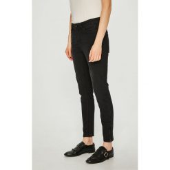Vero Moda - Jeansy Seven. Czarne rurki damskie marki Vero Moda, z bawełny. W wyprzedaży za 99,90 zł.