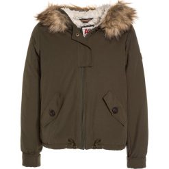 American Outfitters Kurtka zimowa dark olive. Zielone kurtki dziewczęce zimowe American Outfitters, z bawełny. W wyprzedaży za 441,75 zł.
