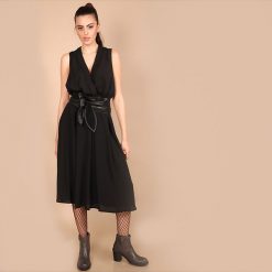 Top w kolorze czarnym. Czarne topy damskie Chattawak, s, bez wzorów, bez kołnierzyka. W wyprzedaży za 49,95 zł.