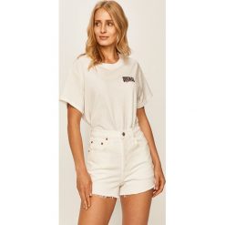 Levi's - T-shirt. Białe bluzki damskie Levi's®, s, z nadrukiem, z bawełny, casualowe, z okrągłym kołnierzem. Za 99,90 zł.