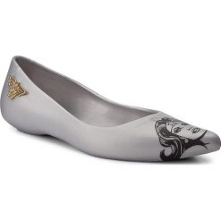 Baleriny MELISSA - Glam + Wonder Woman Ad 32220 Silver 19577. Szare baleriny damskie Melissa, bez wzorów, z tworzywa sztucznego, klasyczne, bez obcasa, na płaskiej podeszwie, bez zapięcia. W wyprzedaży za 249,00 zł.