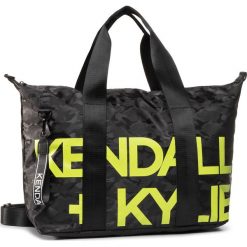 Torba KENDALL + KYLIE - KK-HBKK-220-0015-80 Black Camo. Czarne torby podróżne bez wzorów, z materiału. W wyprzedaży za 239,00 zł.