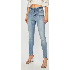 Guess Jeans - Jeansy 1981. Niebieskie jeansy damskie Guess Jeans, l, z aplikacjami, z elastanu, z podwyższonym stanem. Za 399,90 zł.