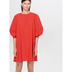 Trapezowa sukienka z bufiastymi rękawami - Czerwony. Czerwone sukienki damskie Mohito, trapezowe. Za 159,99 zł.