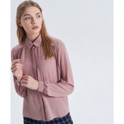 Gładka koszula - Różowy. Różowe koszule damskie Cropp, s, bez wzorów, bez kołnierzyka, bez rękawów. W wyprzedaży za 29,99 zł.