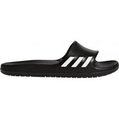 KLAPKI AQUALETTE. Czarne klapki damskie Adidas, w paski, bez obcasa. W wyprzedaży za 69,99 zł.