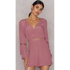 Kombinezony damskie: NA-KD Boho Kombinezon z szydełkowymi detalami – Pink