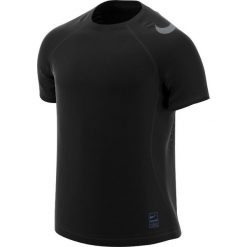 Koszulka termoaktywna męska NIKE PRO HYPERCOOL FITTED GFX TOP / 887109-010 - FITTED GFX. Czarne koszulki męskie termoaktywne Nike, m, bez wzorów, bez kołnierzyka, z krótkim rękawem, krótkie, na fitness i siłownię. Za 145,00 zł.