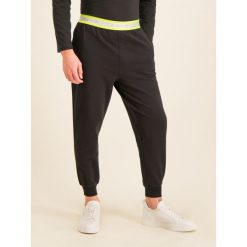 Spodnie dresowe Calvin Klein Underwear 000NM1771E. Czarne jeansy męskie Calvin Klein Underwear, m, bez wzorów. W wyprzedaży za 199,00 zł.