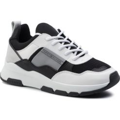 Sneakersy TOMMY HILFIGER - Lifestyle Sneaker FW0FW04128 White/Black 902. Białe półbuty damskie TOMMY HILFIGER, bez wzorów, ze skóry ekologicznej, bez obcasa, na płaskiej podeszwie, bez zapięcia. W wyprzedaży za 399,00 zł.