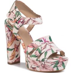 Sandały GUESS - Lylah2 FL6YH2 ELE03 MULTI. Różowe klapki damskie Guess, z aplikacjami, ze skóry ekologicznej, bez obcasa, na obcasie. Za 739,00 zł.