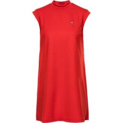 Sukienka letnia Tommy Jeans A-Line DW0DW06730. Czerwone sukienki damskie Tommy Jeans, na lato, m, bez wzorów, z elastanu, bez kołnierzyka, bez rękawów. W wyprzedaży za 229,00 zł.