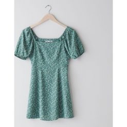 Sukienka mini z kwiatowym wzorem -. Sukienki damskie Sinsay, xl, bez wzorów, bez kołnierzyka, bez rękawów, mini. W wyprzedaży za 29,99 zł.