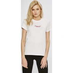 Tommy Jeans - Top. Białe topy damskie Tommy Jeans, s, z nadrukiem, z bawełny, casualowe, z okrągłym kołnierzem, z krótkim rękawem. W wyprzedaży za 89,90 zł.