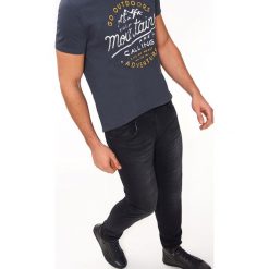 SPODNIE DENIMOWE O KROJU SLIM. Czarne spodnie męskie Top Secret, na co dzień, na lato, m, bez wzorów, z jeansu. W wyprzedaży za 59,99 zł.