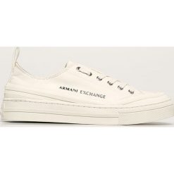 Armani Exchange - Tenisówki. Białe trampki i tenisówki damskie Armani Exchange, bez wzorów, z gumy, na sznurówki. W wyprzedaży za 499,90 zł.
