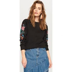 Bluzy damskie: Bluza z kwiatowym motywem - Czarny