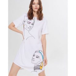Sukienka oversize z wiskozą - Biały. Białe sukienki damskie Mohito, s, bez wzorów, z wiskozy, bez kołnierzyka, bez rękawów, oversize. Za 99,99 zł.